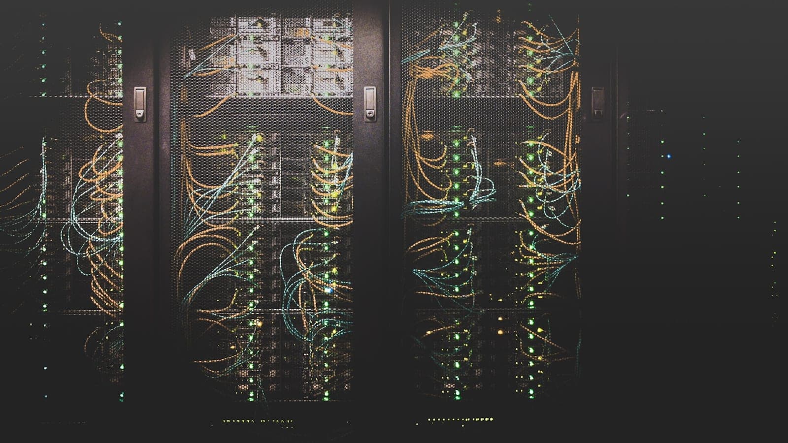 Platzhalter: Serverschrank mit Netzwerkkabeln